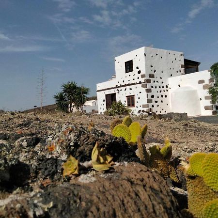 Lanzarote Casa Volcanica-Anclada Sobre La Lava Del Volcan Montana Blanca Bagian luar foto