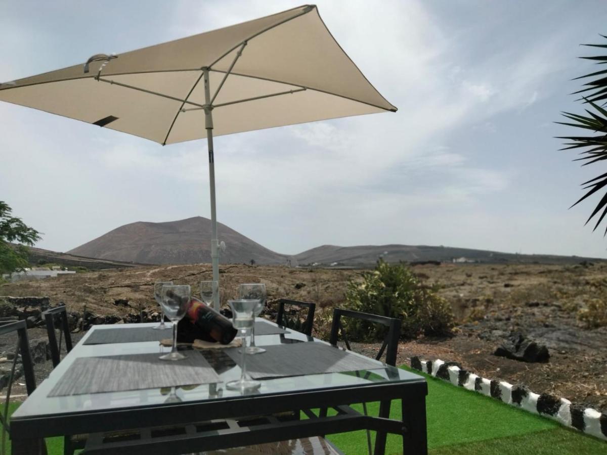 Lanzarote Casa Volcanica-Anclada Sobre La Lava Del Volcan Montana Blanca Bagian luar foto