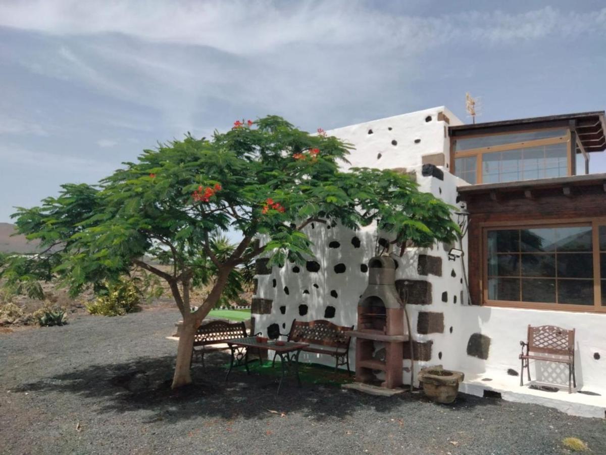Lanzarote Casa Volcanica-Anclada Sobre La Lava Del Volcan Montana Blanca Bagian luar foto