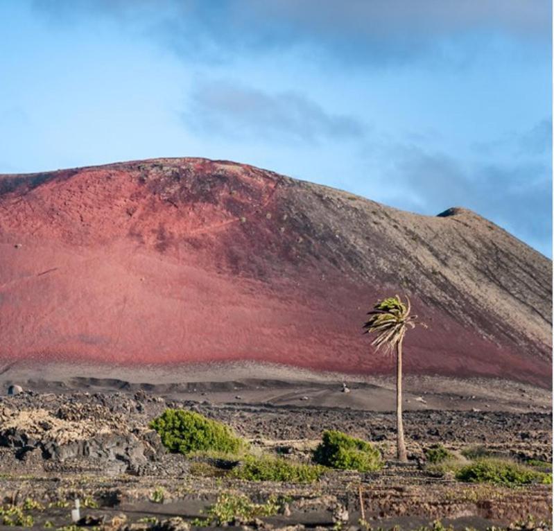Lanzarote Casa Volcanica-Anclada Sobre La Lava Del Volcan Montana Blanca Bagian luar foto